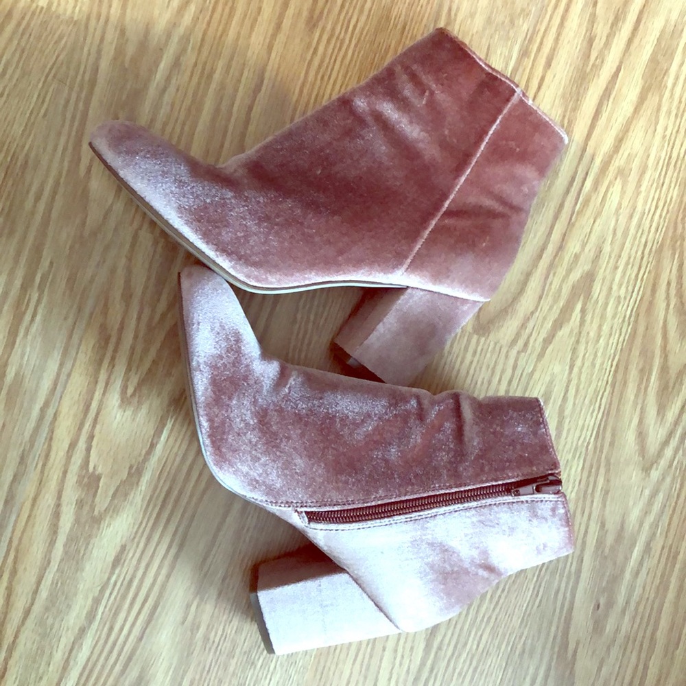 Women’s size 7.5 Steve Madden Critic-V Boots